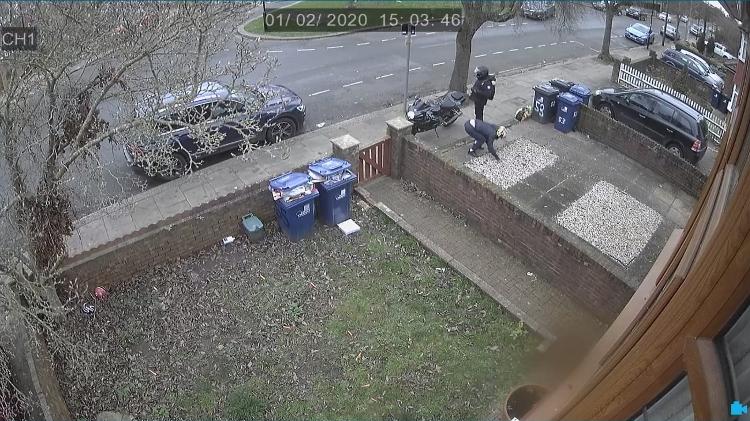 Dupla foi flagrada por câmera de segurança um dia antes de furtar carro de brasileiro com tecnologia keyless - Reprodução - Reprodução