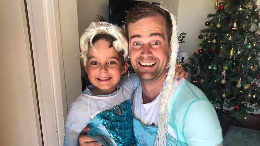 Scott Stuart e seu filho se vestem de rainha Elsa - Reprodução/Instagram