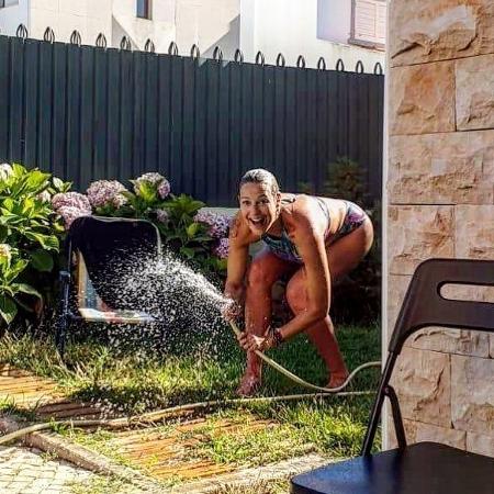 Luana Piovani toma banho de mangueira - Reprodução / Instagram