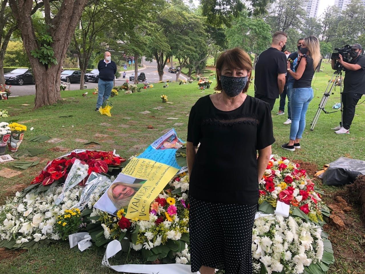 Fãs e familiares se emocionam no enterro de Vanusa - Felipe Pinheiro/UOL