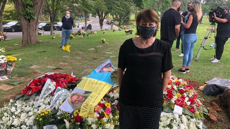 Fãs e familiares se emocionam no enterro de Vanusa - Felipe Ribeiro/UOL - Felipe Ribeiro/UOL