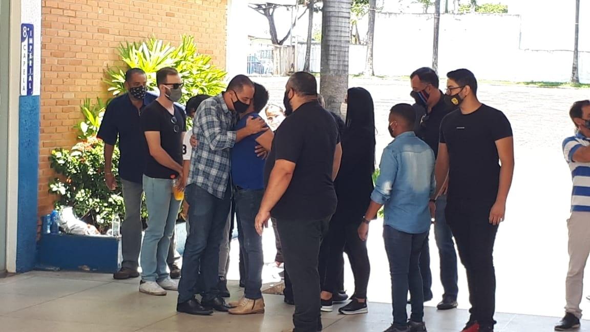 Zezé foi amparado por colegas que estã no local; Luciano não poderá participar devido à covid-19 - Galtiery Rodrigues/UOL