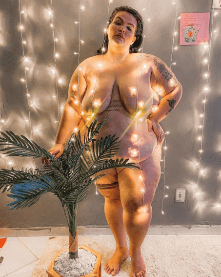 A dançarina e ex-bailarina de Anitta, Thais Carla, também apareceu nua: "Nada melhor do que uma foto pelada enaltecendo o meu corpo" - Reprodução / Instagram
