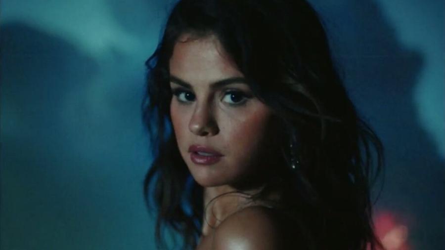 Selena Gomez no clipe de "Baila Conmigo", que tem praia no Ceará como cenário para a produção - Reprodução
