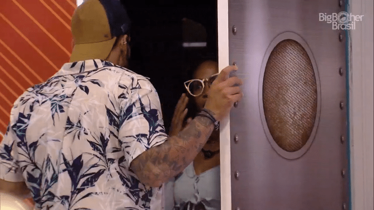 BBB 21: Karol convida Arcrebiano para dividir a mesma cama - Reprodução/Globoplay - Reprodução/Globoplay