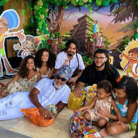 Carlinhos Brown posou com filhos no aniversário de 1 ano do caçula - Reprodução/Instagram