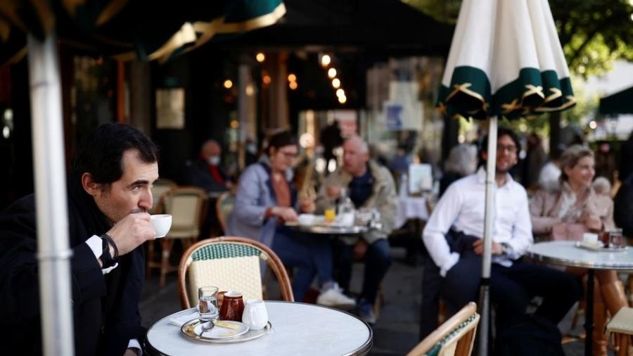 Cafeterias e restaurantes da França voltaram a atender clientes após uma interdição de seis meses - Christian Hartmann/Reuters