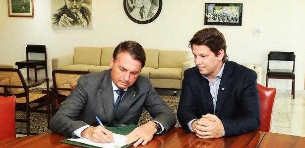 Incentivo cultural | Com Mario Frias, Bolsonaro assina decreto sobre Lei Rouanet