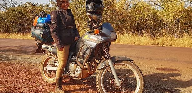 Brasileira aprende a dirigir moto para viajar 7 meses pela África