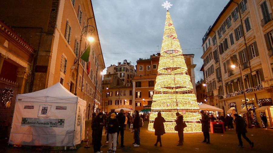 Posto de testagem para covid-19 ao lado de enfeites de Natal em Roma, na Itália - Filippo MONTEFORTE / AFP