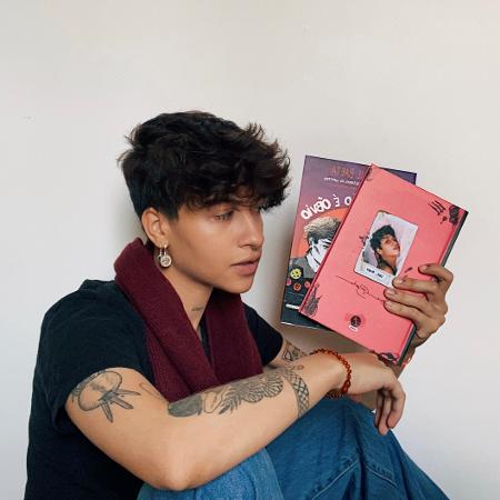 Elayne Baeta, autora de romance juvenil lésbico mostra suas duas publicações  - Divulgação 