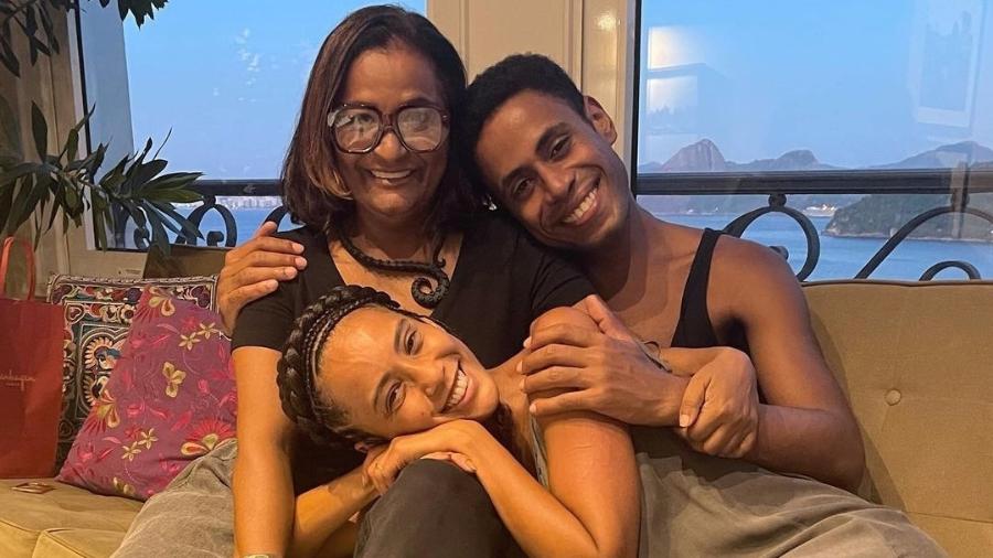 Claudia di Moura, Ícaro Silva e Taís Araujo formam a família Gusmão em "Cara e Coragem" - Reprodução/Instagram @taisdeverdade