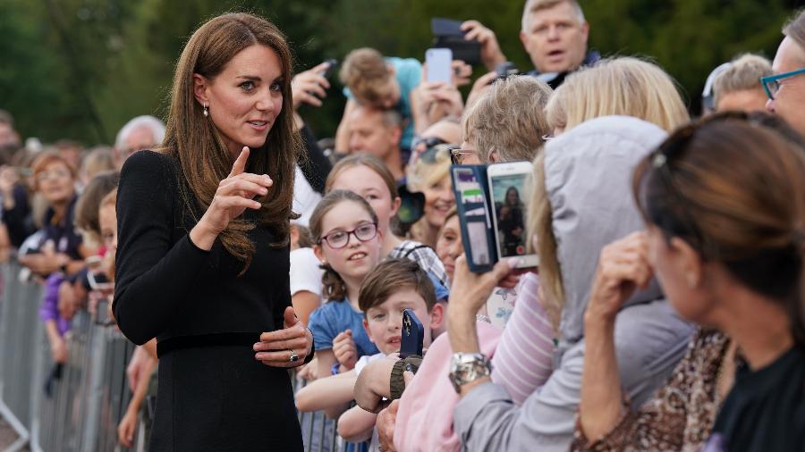 Kate Middleton, princesa de Gales, conversa com o público durante caminhada nos arredores do castelo de Windsor após morte da rainha Elizabeth 2ª - Getty Images