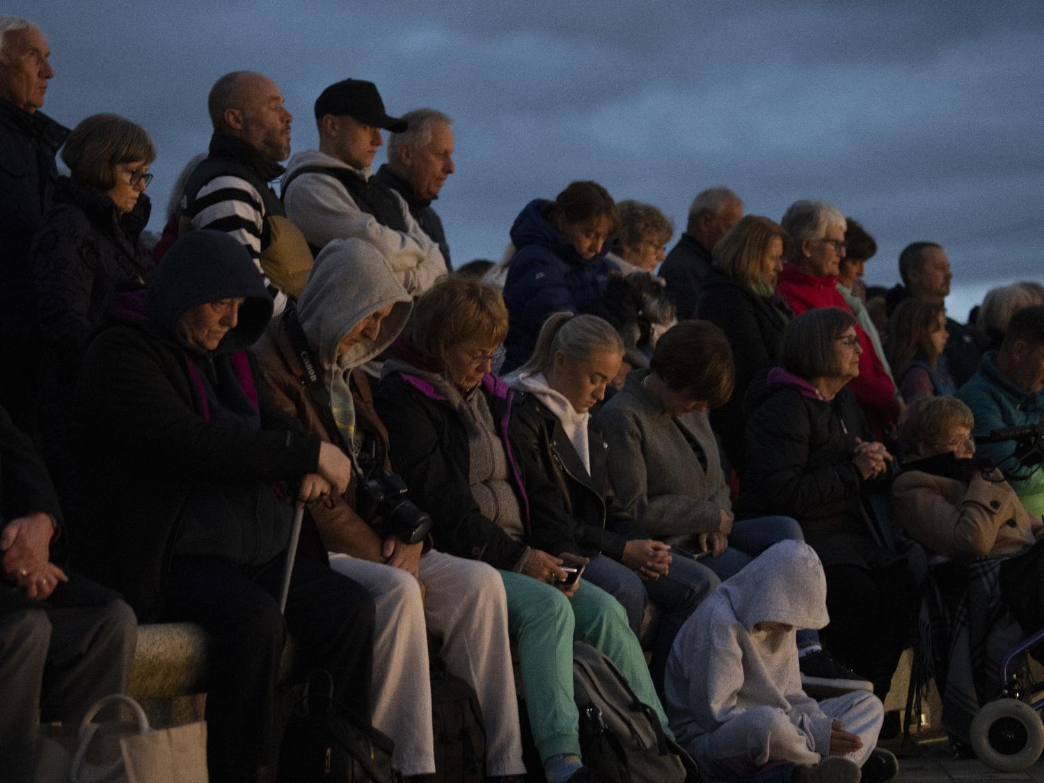 População de Falkirk, na Escócia, faz um minuto de silêncio em homenagem à rainha Elizabeth 2ª - Lesley Martin/PA Images via Getty Images