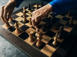 Demência: risco cai com hábitos como jogar xadrez e fazer palavra