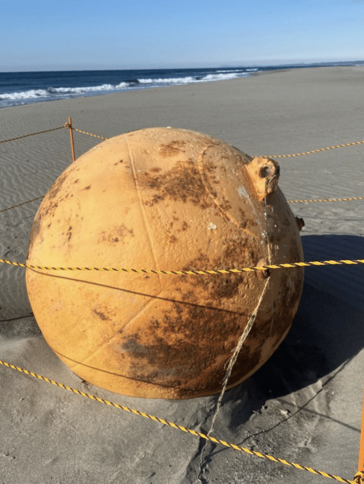 As autoridades chegaram a isolar a área, mas acabaram concluindo que a esfera não representava perigo - Getty Images - Getty Images