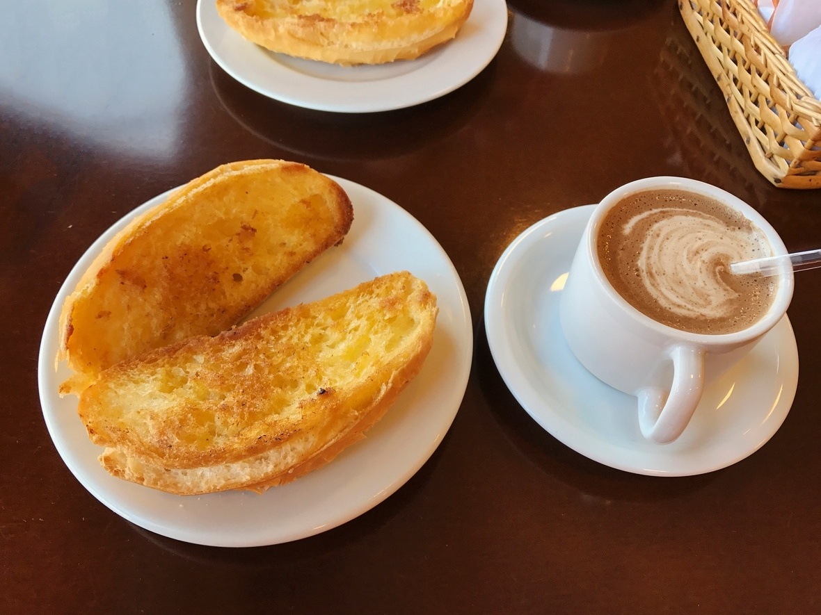 Esqueça pão na chapa e achocolatado: veja café da manhã ideal