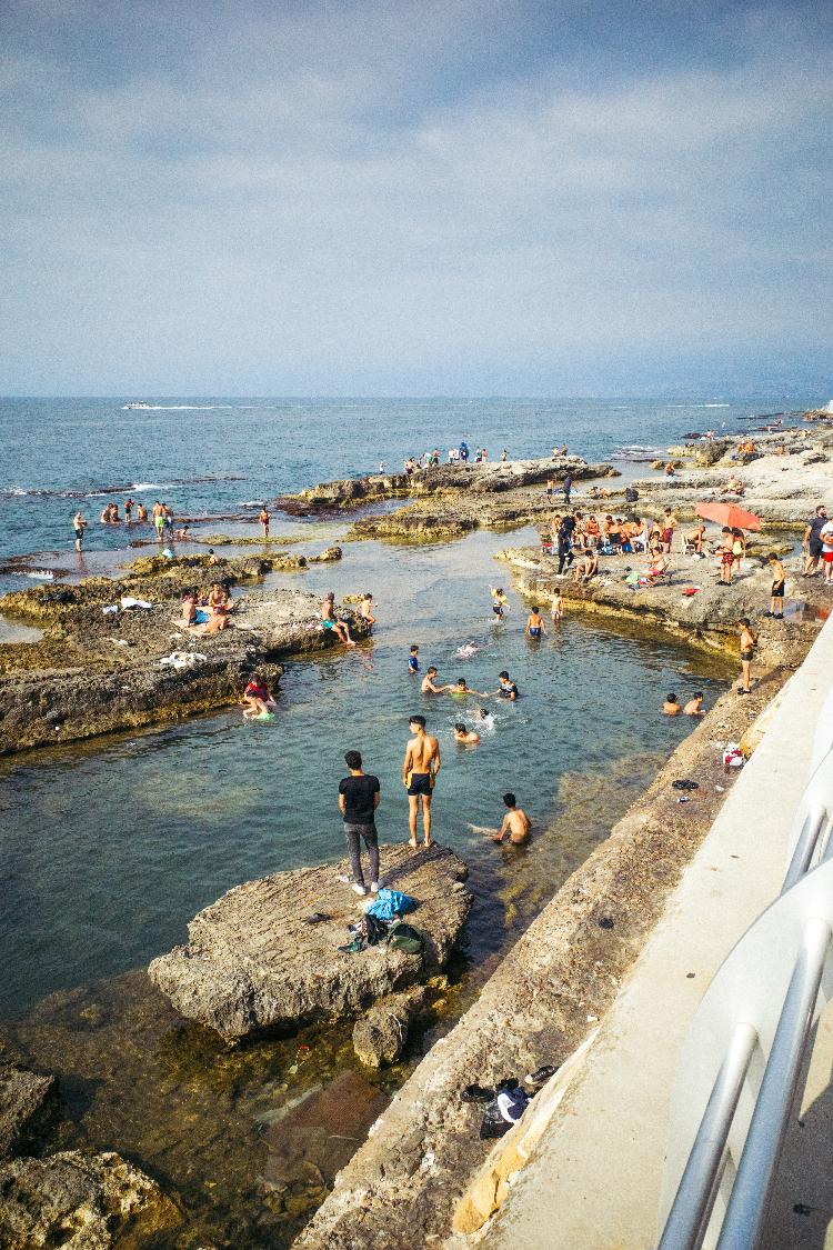 Moradores e turistas em piscina natural em Beirute, no Líbano