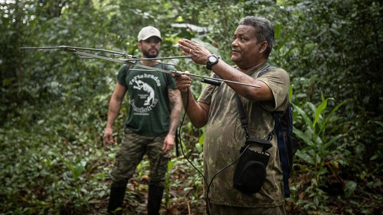 Joanison Teixeira e Jiomário Souza, pesquisadores da Almada Mata Atlântica Project, em estudo de campo no sul da Bahia