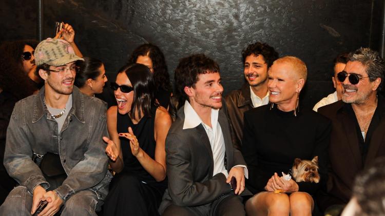 Bruna ao lado de João Guilherme em desfile de Sasha Bruna ao lado de João Guilherme em desfile de Sasha