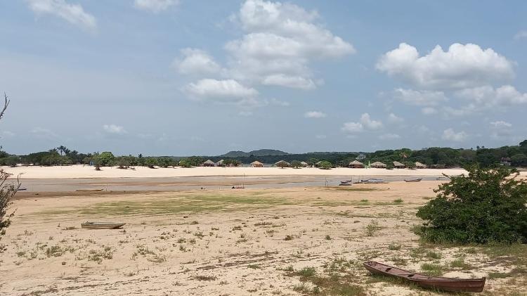 A Ilha do Amor, para onde os catraieiros fazem travessia na época de cheia