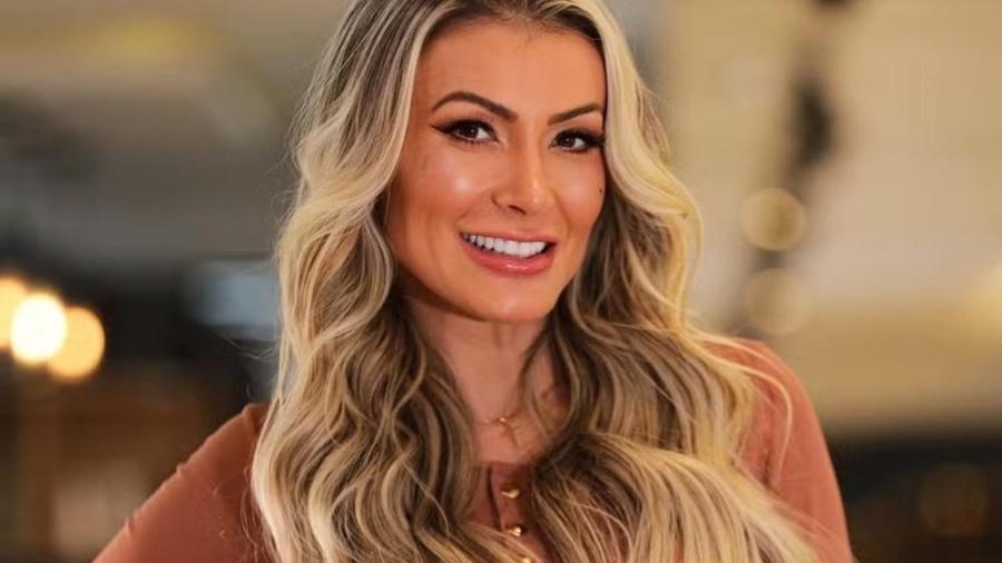 Andressa Urach faz novo procedimento estético