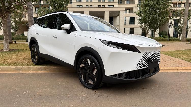 Omoda 7 tem o mesmo motor híbrido plug-in do Jaecoo 7 e promete autonomia em torno de 1.200 km