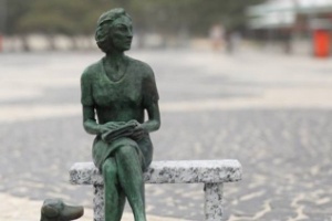 Maquete da futura escultura da escritora Clarice Lispector, que será inaugurada no Leme - Reprodução/Instagram