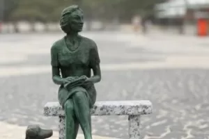 Maquete da futura escultura da escritora Clarice Lispector, que será inaugurada no Leme - Reprodução/Instagram