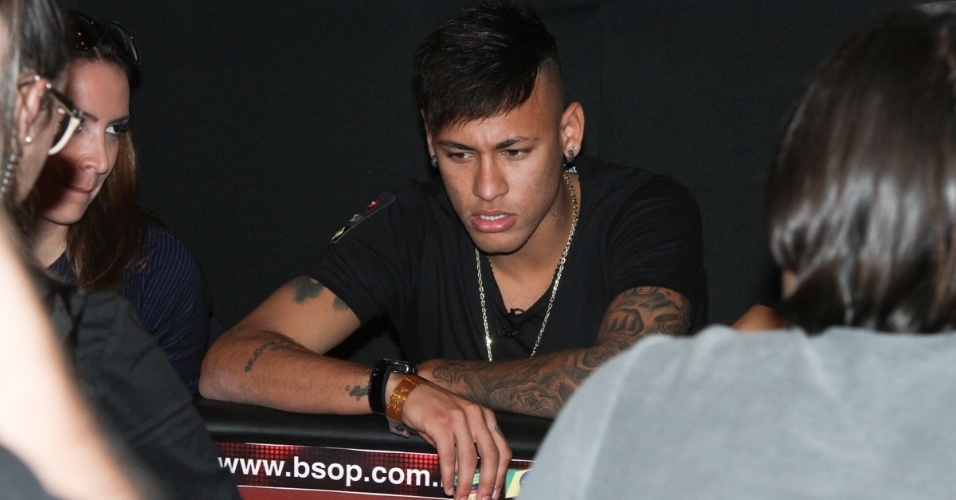 26.jul.2015 - Neymar mostra concentração ao jogar pôquer em torneio beneficente organizado por ele em prol do Instituto Projeto Neynar Jr.