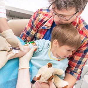 Os pais são o porto seguro da criança na hora do exame de sangue - Getty Images