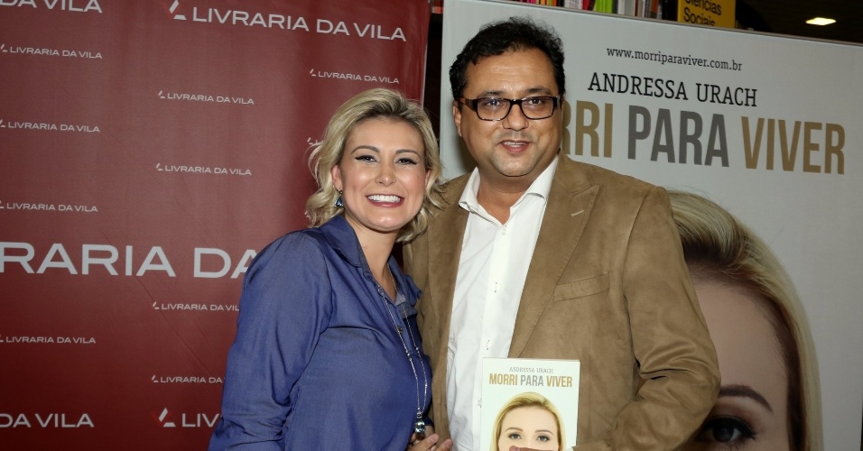 24.ago.2015 - Geraldo Luis posa para foto com Andressa Urach no lançamento da biografia da modelo no Shopping JK Iguatemi em São Paulo