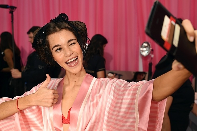 Pauline Hoarau do Victoria's Secret Fashion Show 2015 com rolos no cabelo - Getty Images