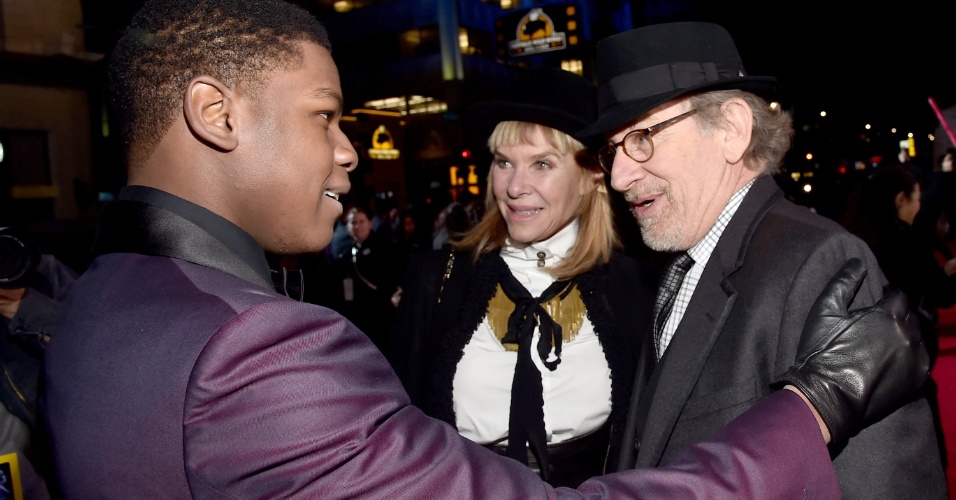 14.dez.2015 - O cineasta Steven Spielberg e sua mulher Kate Capshaw cumprimentam o ator John Boyega durante a pré-estreia mundial de "Star Wars: O Despertar da Força", em Hollywood
