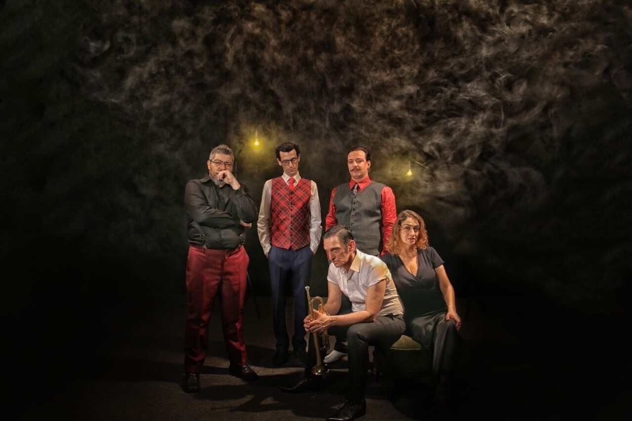 Em sua estreia no teatro, Paulo Miklos vive o lendário músico de jazz Chet Baker na peça "Chet Baker - Apenas Um Sopro". "Ser ator foi uma extensão do intérprete que já era na música", avalia o artista, que ainda segue carreira com a banda Titãs - Victor Iemini