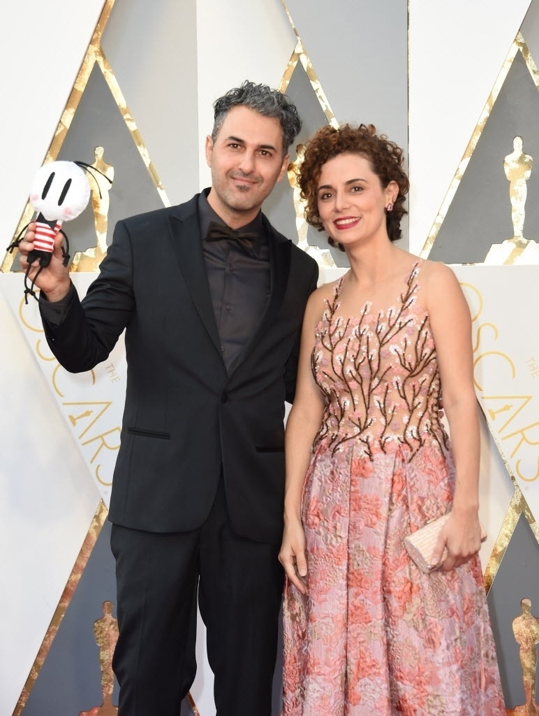 28.fev.2016 - Os brasileiros Alê Abreu e Priscila Kellen, diretor a assistente direção da animação "O Menino e o Mundo", posam para fotos no tapete vermelho do Oscar 2016 - Valerie Macon/AFP Photo