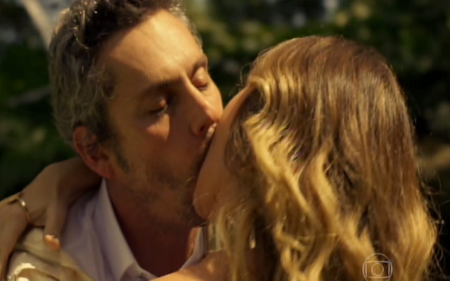 10.mar.2016 - Atena (Giovanna Antonelli) beija Romero (Alexandre Nero) no casamento dos bandidos em "A Regra do Jogo" - Reprodução/Globo