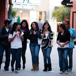 Shopping é local ideal para adolescentes começarem a sair sozinhos pela 1ª vez - Getty Images