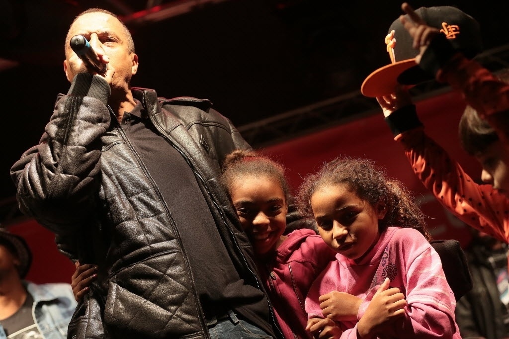 22.mai.2016 - Após uma hora de atraso, Mano Brown sobe ao palco do Centro Cultural Tiradentes - Flavio Florido/UOL