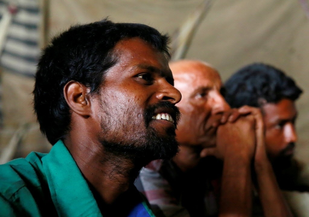 Montado debaixo de uma ponte de 140 anos, em Délhi, cinema improvisado atrai trabalhadores de baixa renda, puxadores de carrinhos, imigrantes e crianças - Cathal McNaughton/Reuters