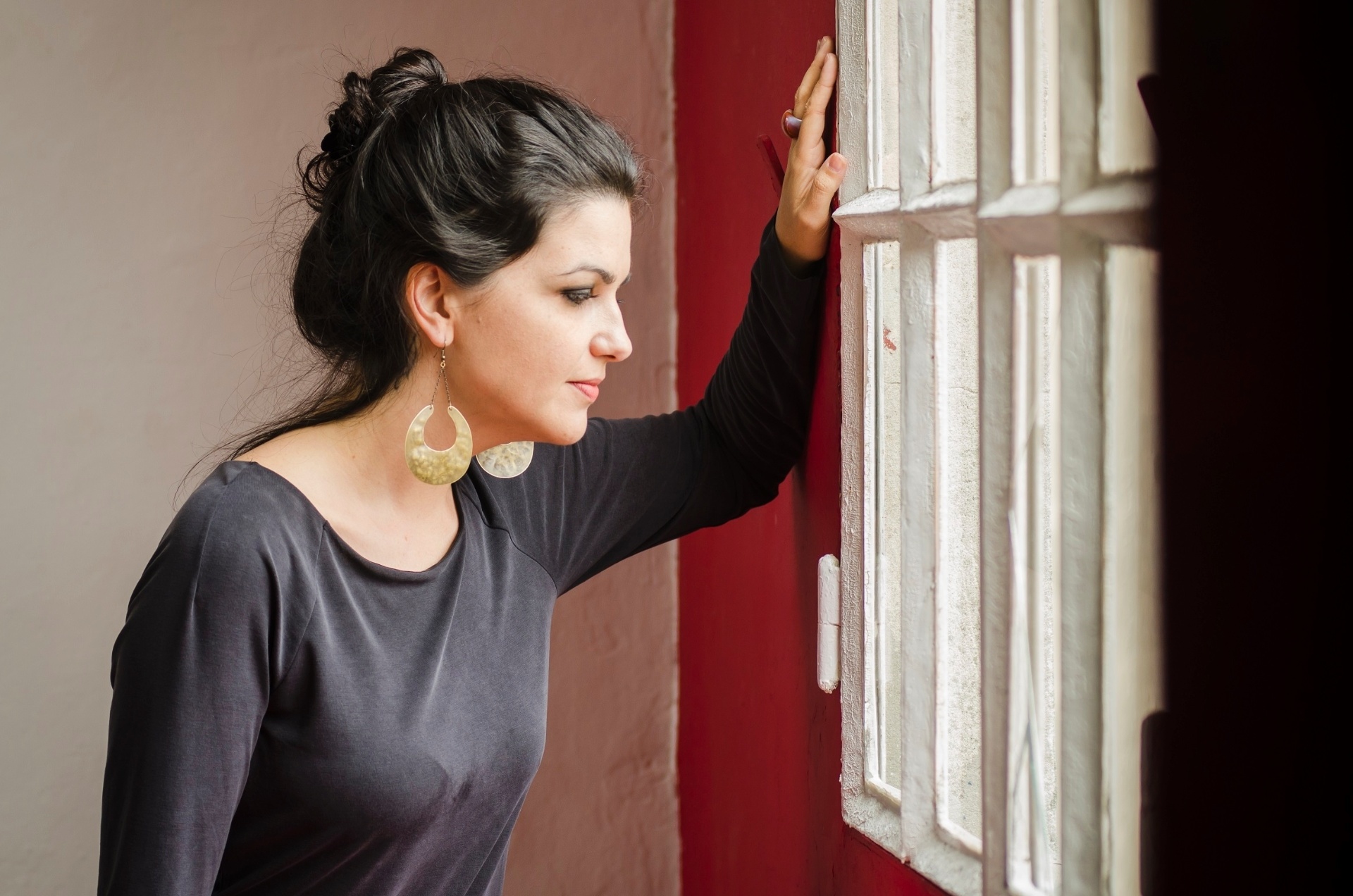 A curitibana Juliana Cortes retorna aos palcos para o lançamento de seu segundo álbum, ?GRIS? - Divulgação/Reinaldo Altamirano