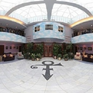 Interior do Paisley Park, que servia de casa e estúdio de gravação para Prince - Reprodução/YouTube - Reprodução/YouTube