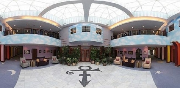 Interior do Paisley Park, que servia de casa e estúdio de gravação para Prince - Reprodução/YouTube