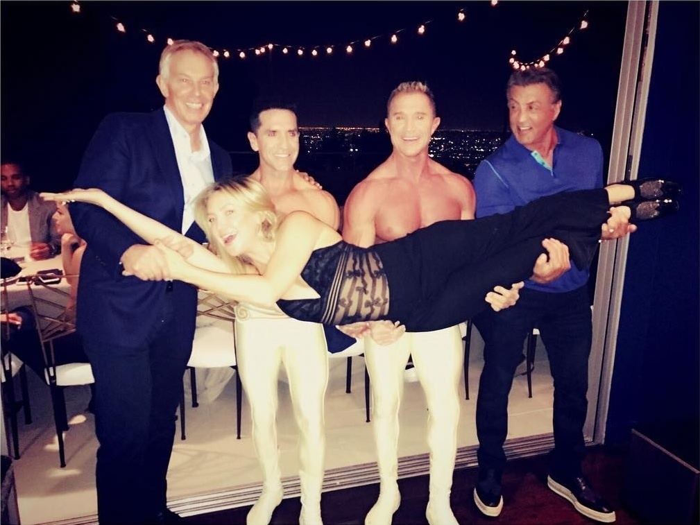 26.set.2016 - Kate Hudson publicou uma foto sendo carregada pelo ator Sylvester Stallone e o ex-primeiro-ministro britânico Tony Blair, além de dois bailarinos do Cirque du Soleil. "Não sei como isso foi acontecer, mas aconteceu. Tony Blair + Sly + dois caras do Cirque du Soleil = eu sendo erguida", brincou a atriz - Reprodução/Instagram/katehudson