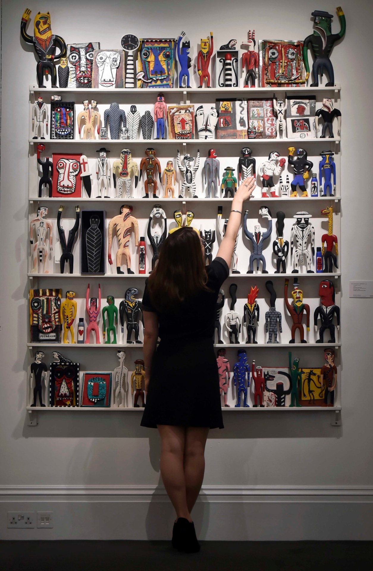 Durante os dez dias de exposição, a casa de leilões prevê organizar conversas e eventos públicos nos quais diferentes especialistas analisarão a coleção de Bowie e abordarão sua influência nos campos do design, da arte e da moda. Na foto, a obra "Fanagalo Store", de Norman Catherine - Hannah McKay/Reuters