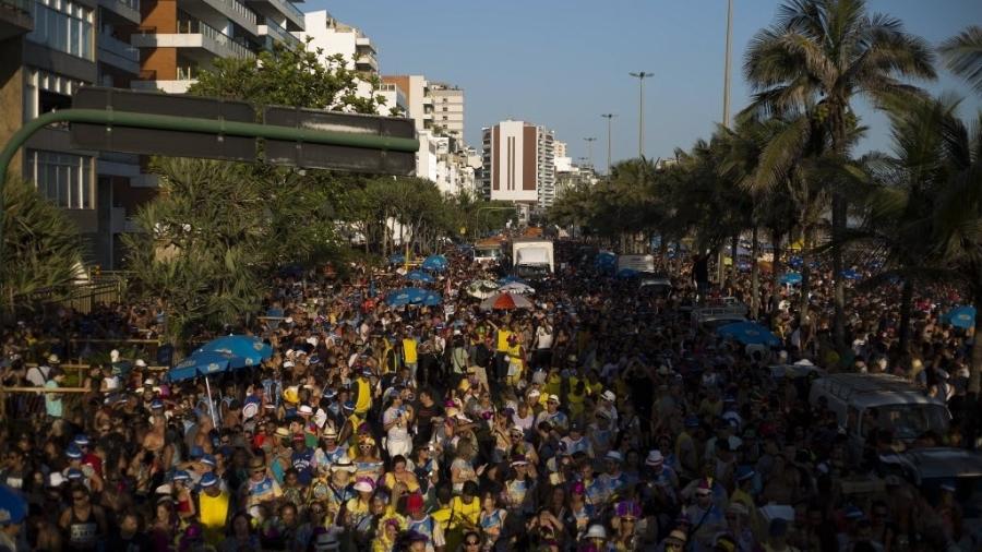 18.fev.2017 - Bloco Simpatia É Quase Amor reúne milhares de foliões no pré-Carnaval do Rio, na orla de Ipanema - Douglas Shineidr/UOL