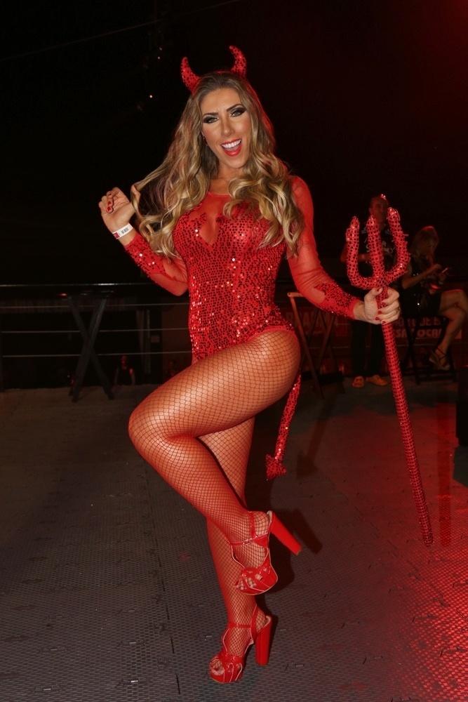 03.mar.2017 - O sambódromo do Anhembi recebe nesta sexta-feira (3) o desfile das campeãs do Carnaval 2017. Nos camarotes, famosos curtem a festa. Na imagem, a rainha da bateria da Gaviões da Fiel, Tati Minerato - Deividi Correa/ AgNews