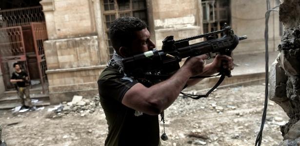 Forças iraquianas enfrentam membros do Estado Islâmico em frente ao museu, na ofensiva para retomar a cidade - AFP / ARIS MESSINIS - AFP / ARIS MESSINIS