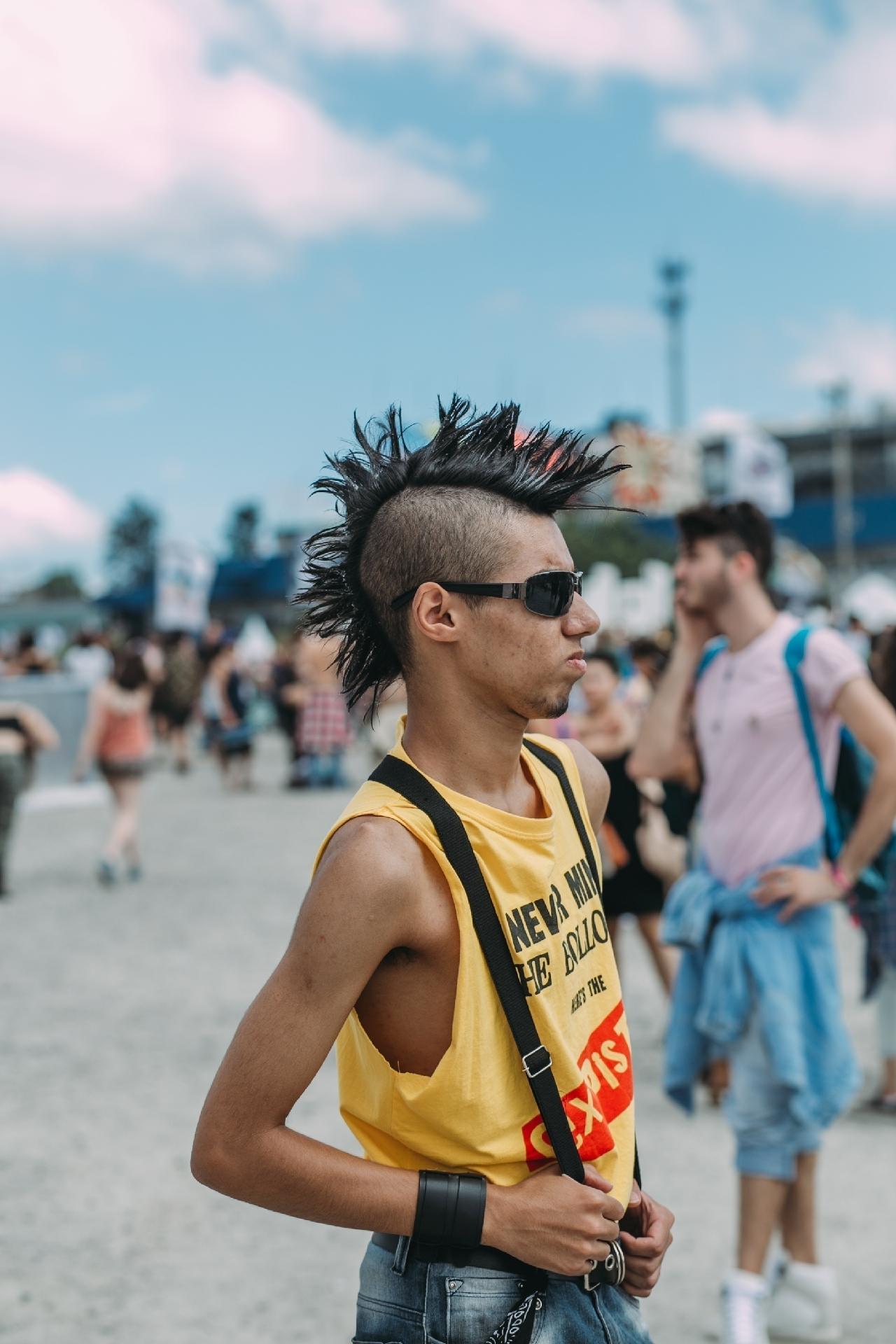 Público do Lolla: rapaz usa moicano punk - Felipe Gabriel / UOL