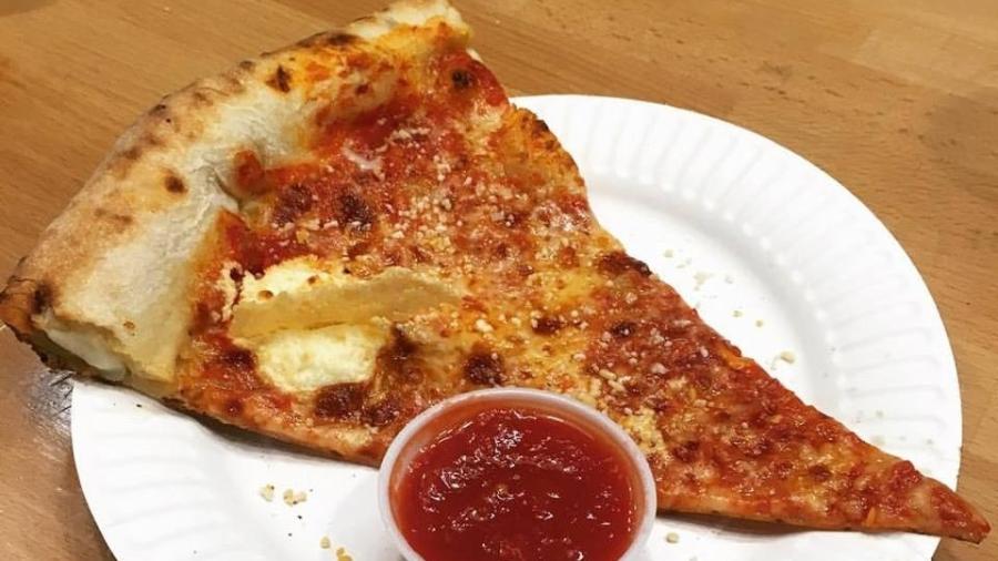 Esta pizza tem um número de ingredientes monstruoso - Reprodução/Facebook/Scottie"s Pizza Parlor